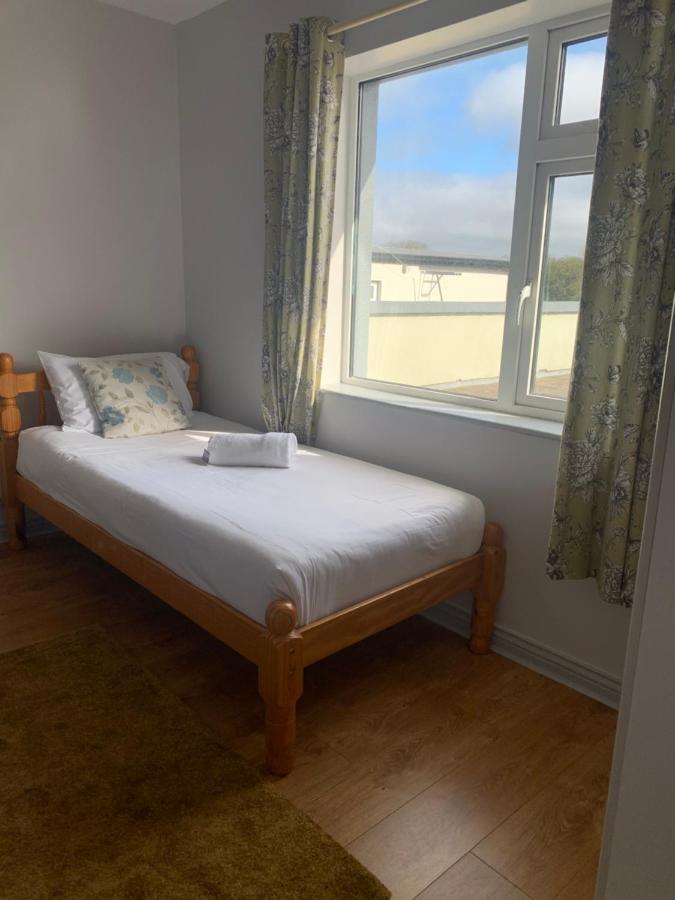 Newcastle Townhouse Apartment กัลเวย์ ภายนอก รูปภาพ