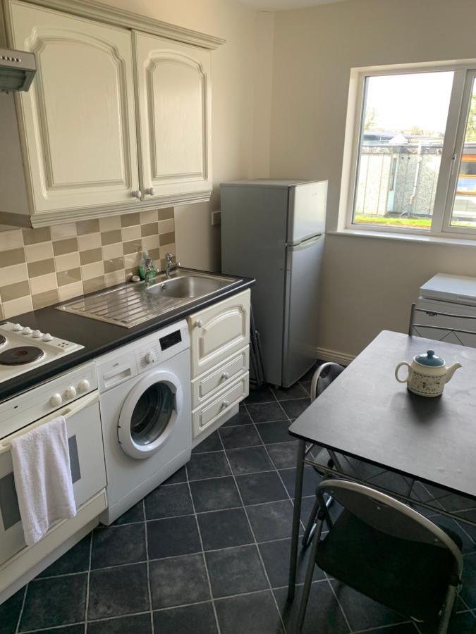 Newcastle Townhouse Apartment กัลเวย์ ภายนอก รูปภาพ