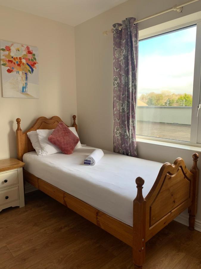 Newcastle Townhouse Apartment กัลเวย์ ภายนอก รูปภาพ